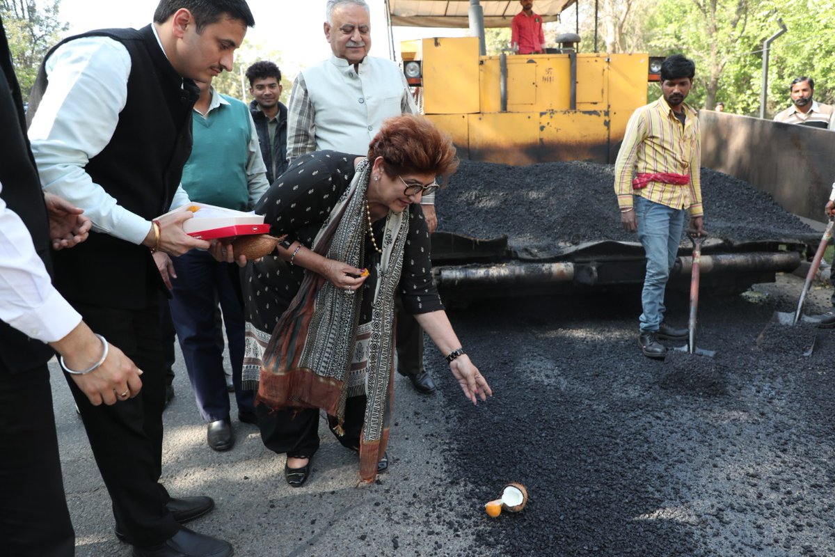RajBalaMalik's tweet photo. Inaugurated the recarpeting work of sectors 4/9 dividing road #VigyanPath #Chandigarh along with the area councillor and officials of Municipal Corporation.
#development https://t.co/Z5z7kVFlKC