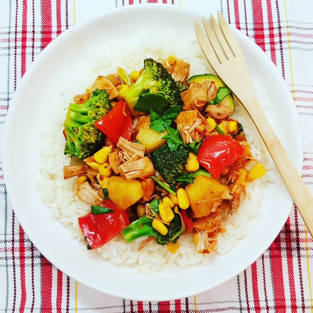 Sweet and sour Jackfruit and vegetables with jasmine rice. Jackfruit is just awesome....recommend it to all! 🌱😋
#vegan #veganfood #plantbased #easytobevegan #govegan #whatveganseat #Veganism
