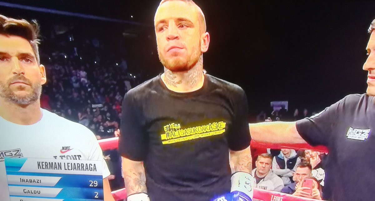 Altsasugurasoak's tweet photo. El mundo del deporte nos ha dejado incontables muestras de solidaridad hacia #Altsasu y sus jóvenes.

📷 En la velada celebrada el pasado fin de semana, los boxeadores Kerman Lejarraga y Changuito Macías denunciaron esta injusticia vistiendo la camiseta de #AltsasukoakASKE. 👏🏼👏🏼 https://t.co/AnZp0aUo1T