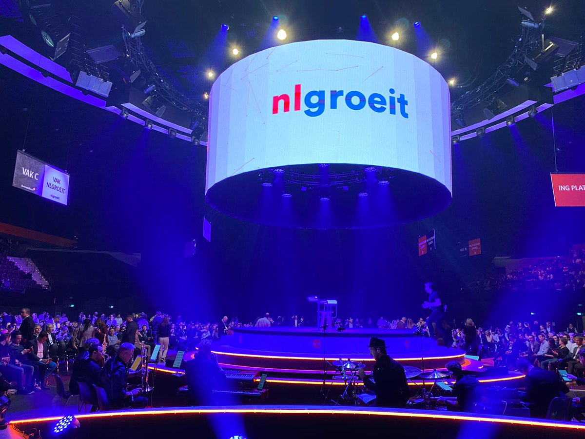 NLGroeit's tweet photo. BusinessBoost Live is begonnen! Na een mooie opening van @PieterZwart, luisteren we naar de mooie verhalen van Raymond Cloosterman en @jeroenpauw!
#nlgroeit #BusinessBoostLive #BBL #goudengroeier #BusinessBoostParade #top250groeibedrijven2020 #Ahoy https://t.co/ztX0VgFWSS
