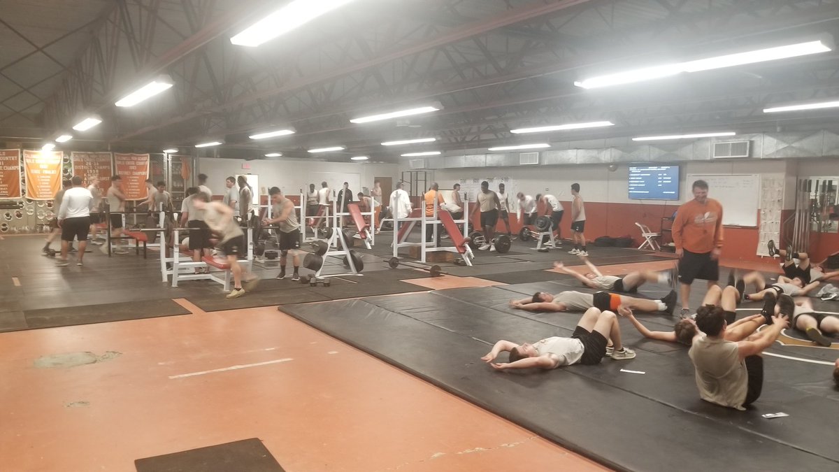 CHS_Hornets's tweet photo. It might be raining outside but the Hornets are putting in work. #swarmtakeover https://t.co/i5d9Pust6G