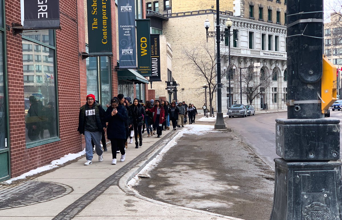erinriediger's tweet photo. Update: I have still never seen this loading zone on Main at Bannatyne used. The narrowed sidewalk in contrast: https://t.co/yQGx2QIyUF