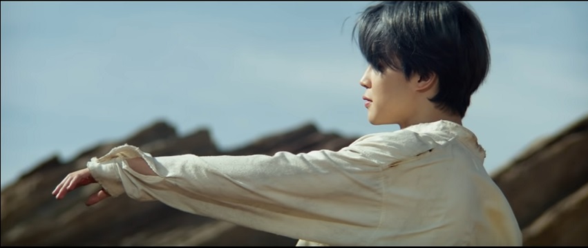 dzemiodek's tweet photo. SUN, IS THAT YOU? 🌞🧐 #BlackSwanMV #BlackSwan #blackswantheory #BTS #btstheory #BTSWORLDDOMINATION #armytheory #V #Taehyung #vmin #Jimin #BTSShadow #ShadowMusicVideo #뷔 #김태형 #지민 #박지민 #방탄소년단 #ON #DNA #MAP_OF_THE_SOUL_7 https://t.co/EILCvAj2WM