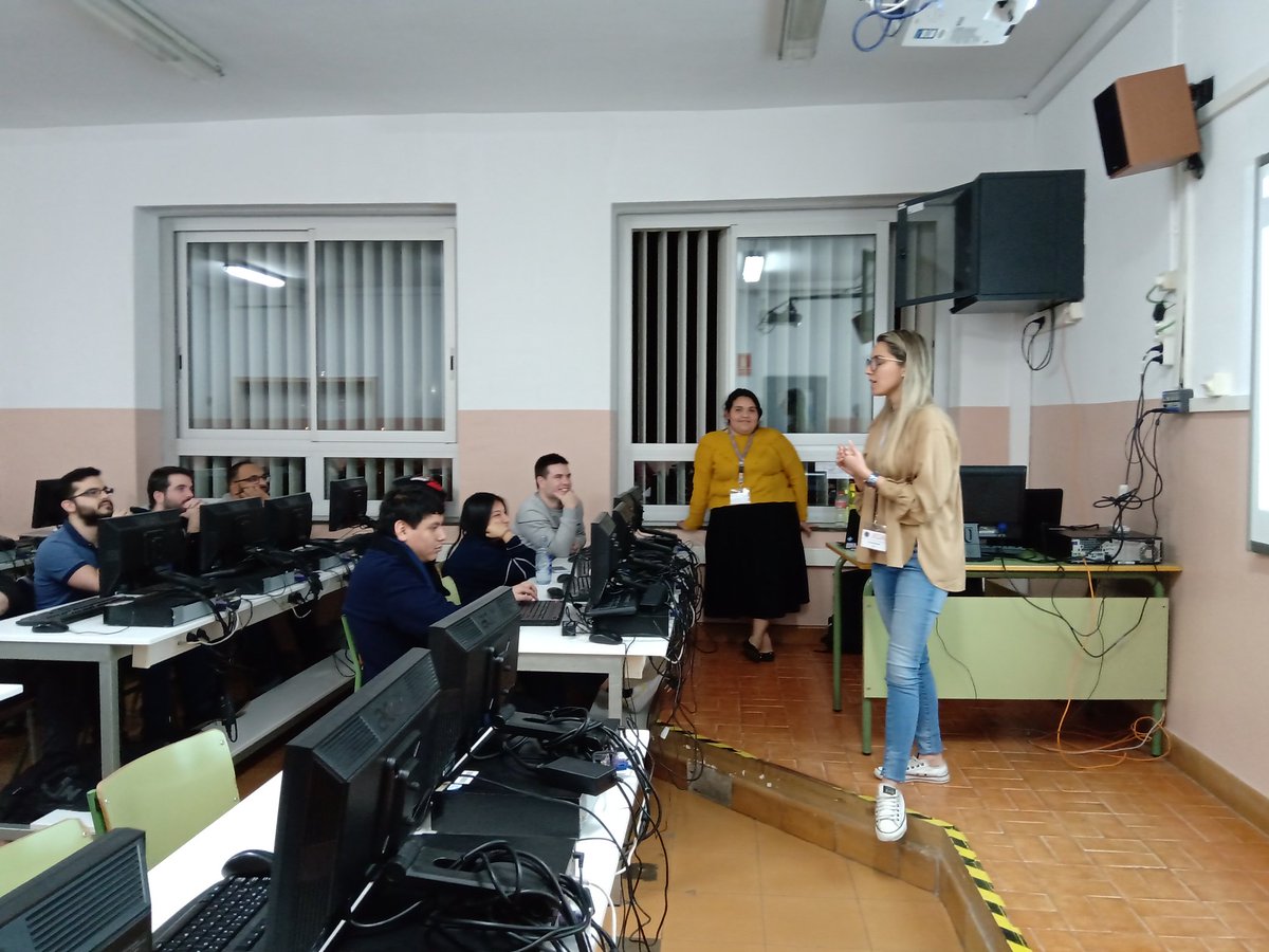 itorressiles's tweet photo. Seguimos a tope en el taller con panda y Python en las #JEDAI20. Gracias Patricia y Ana de bitphy! https://t.co/JmP2JhzffJ