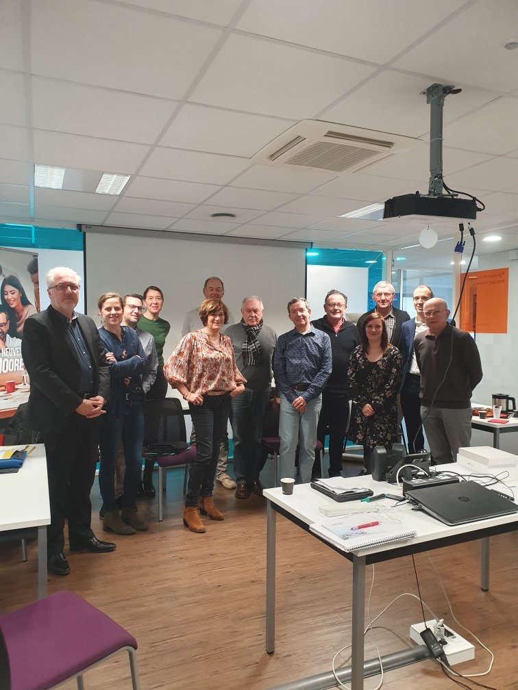 Flore352's tweet photo. Rencontre avec les référents solidarité de l'UT de Saint Malo. Complémentarité des équipes pour accompagner les projets de nos territoires.  #solidarite #corsairestoussolidaires @LeCungil @CMB_DD35 https://t.co/bh5xcn6Xr6