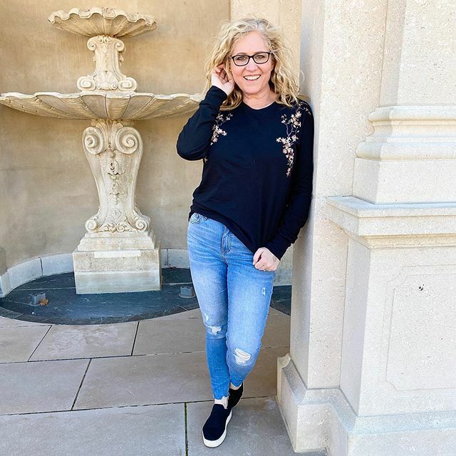 lularoeselena's tweet photo. When your mom is a #lularoeretailer you get to take photos of her on your field trip to @longwoodgardens 😂 But I had to show you guys how cute the #longsleevehudson and #llrdenim is!
#longwoodgardens #lularoe #lularoeselena #lularoedelaware #lovehooy… https://t.co/uZBdSElupJ https://t.co/zozAo7qcPf