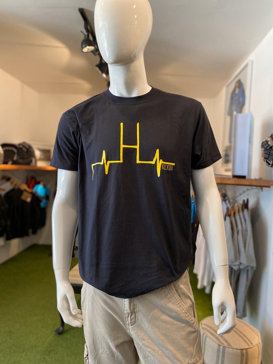 KickOff_uy's tweet photo. Llegaron la t-shirts del aurinegro! Pasá hoy por nuestro local del Estadio Charrúa durante el partido y conseguí la tuya. Y también podés reservar la camiseta de juego de Peñarol, que llega en unos días! https://t.co/i3qQCVoycx