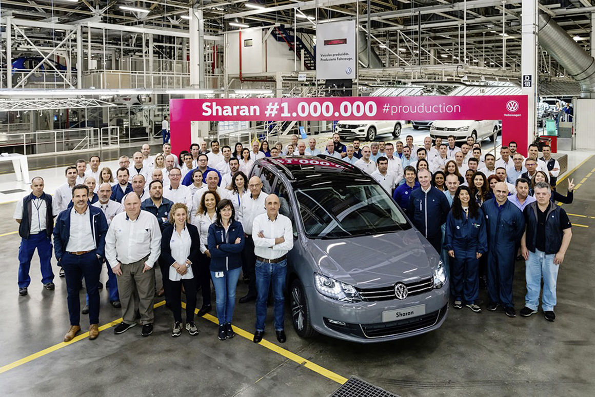 VW_es's tweet photo. 24 años y dos generaciones después, llegamos al millón de unidades del #VWSharan, fabricado en la planta de Palmela (Portugal) 🎉. Por eso celebramos este hito con una edición especial de nuestro monovolumen premium: el 'Sharan 1 Million'. Más info 👉 https://t.co/H7JLYZyNjN #VW https://t.co/cBus9nw8nO