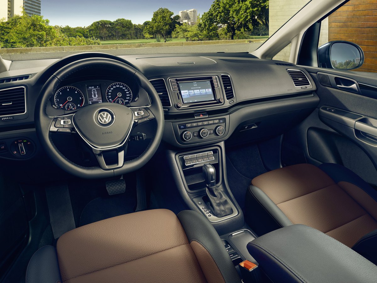 VW_es's tweet photo. 24 años y dos generaciones después, llegamos al millón de unidades del #VWSharan, fabricado en la planta de Palmela (Portugal) 🎉. Por eso celebramos este hito con una edición especial de nuestro monovolumen premium: el 'Sharan 1 Million'. Más info 👉 https://t.co/H7JLYZyNjN #VW https://t.co/cBus9nw8nO