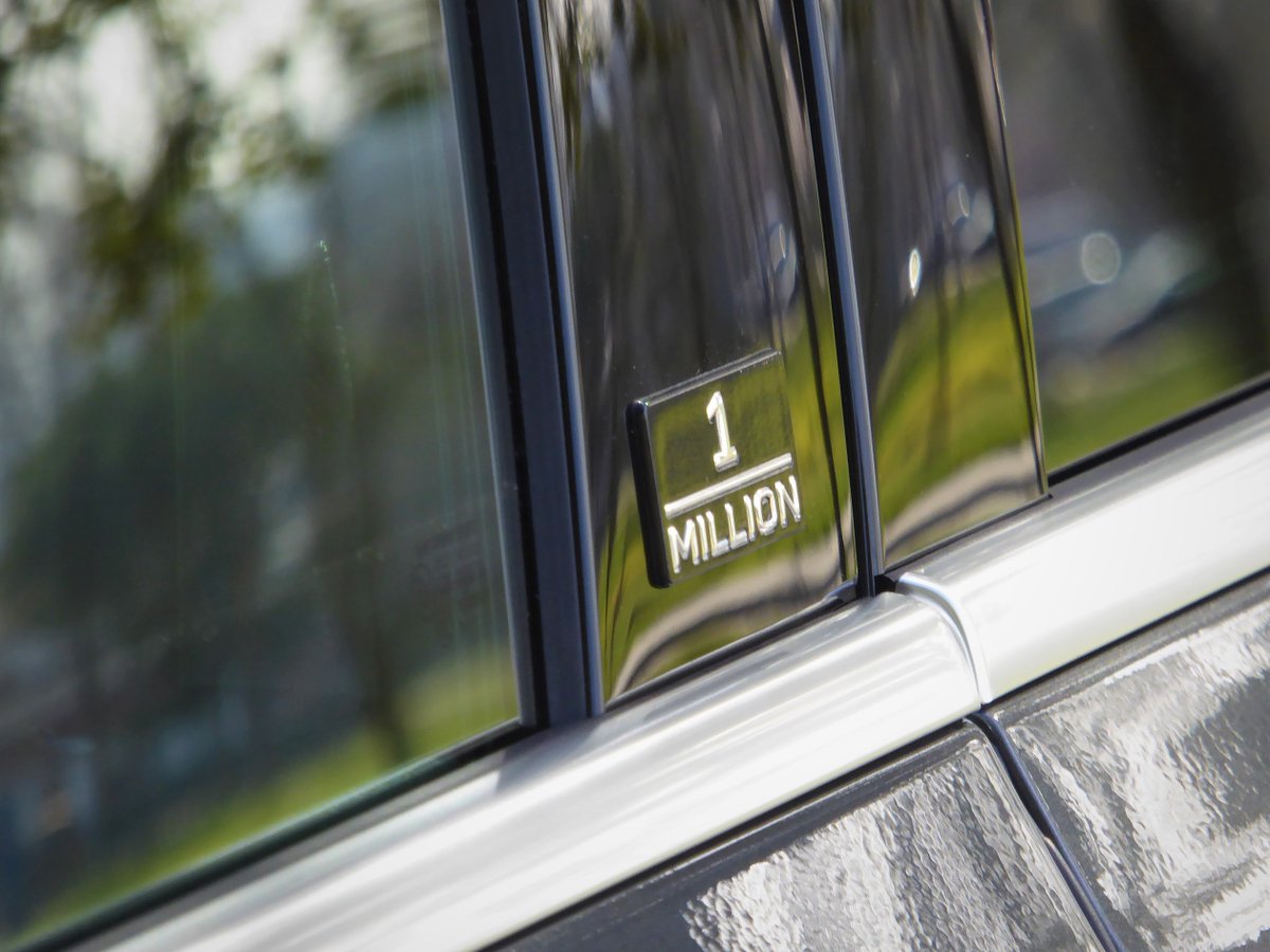 VW_es's tweet photo. 24 años y dos generaciones después, llegamos al millón de unidades del #VWSharan, fabricado en la planta de Palmela (Portugal) 🎉. Por eso celebramos este hito con una edición especial de nuestro monovolumen premium: el 'Sharan 1 Million'. Más info 👉 https://t.co/H7JLYZyNjN #VW https://t.co/cBus9nw8nO