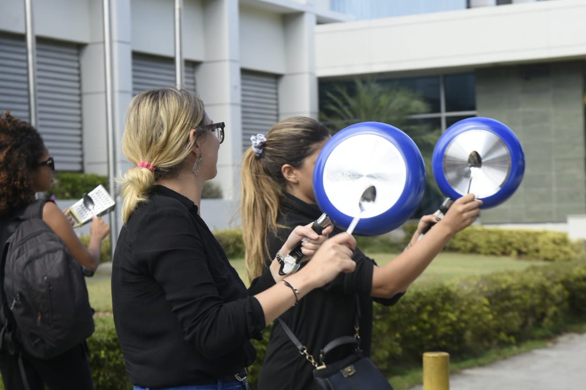 DiarioLibre's tweet photo. #ÚltimoMinuto: Unas quince  personas realizan "cacerolazos" frente al edificio de la Pontificia Universidad Católica Madre y Maestra (PUCMM), donde se realizará la tarde de este miércoles la reunión del Consejo Económico y Social con los partidos políticos. 

#DL #DiarioLibre https://t.co/yjk6PKACK8