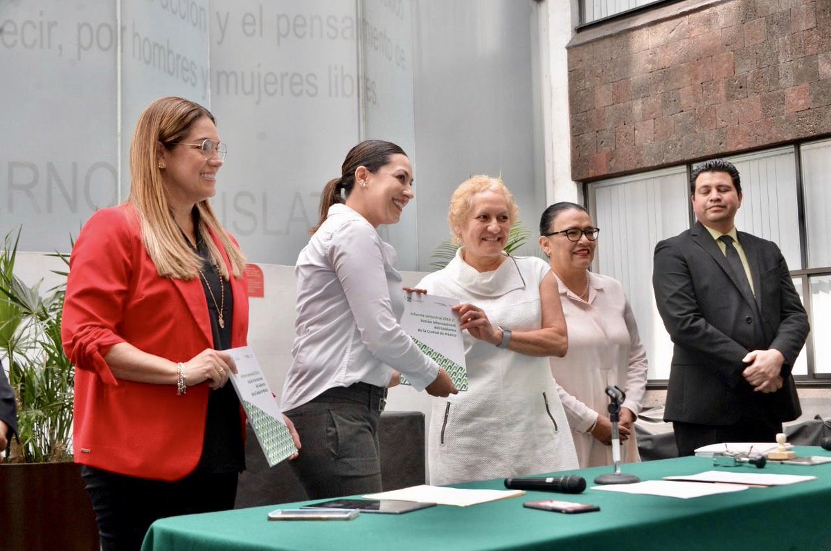 jguerreromaya's tweet photo. Recibimos de nuestra Secretaria de Gobierno, @rosaicela_, y de la Coordinadora de @InternacCDMX, Diana Alarcón, el 2º Informe Semestral 2019 de Acción Internacional🌐 del @GobCDMX🖐

Como Presidenta del @CAICongresoCdMx reconozco el trabajo para fortalecernos como #CiudadGlobal🌎 https://t.co/Av7UtoZB2D