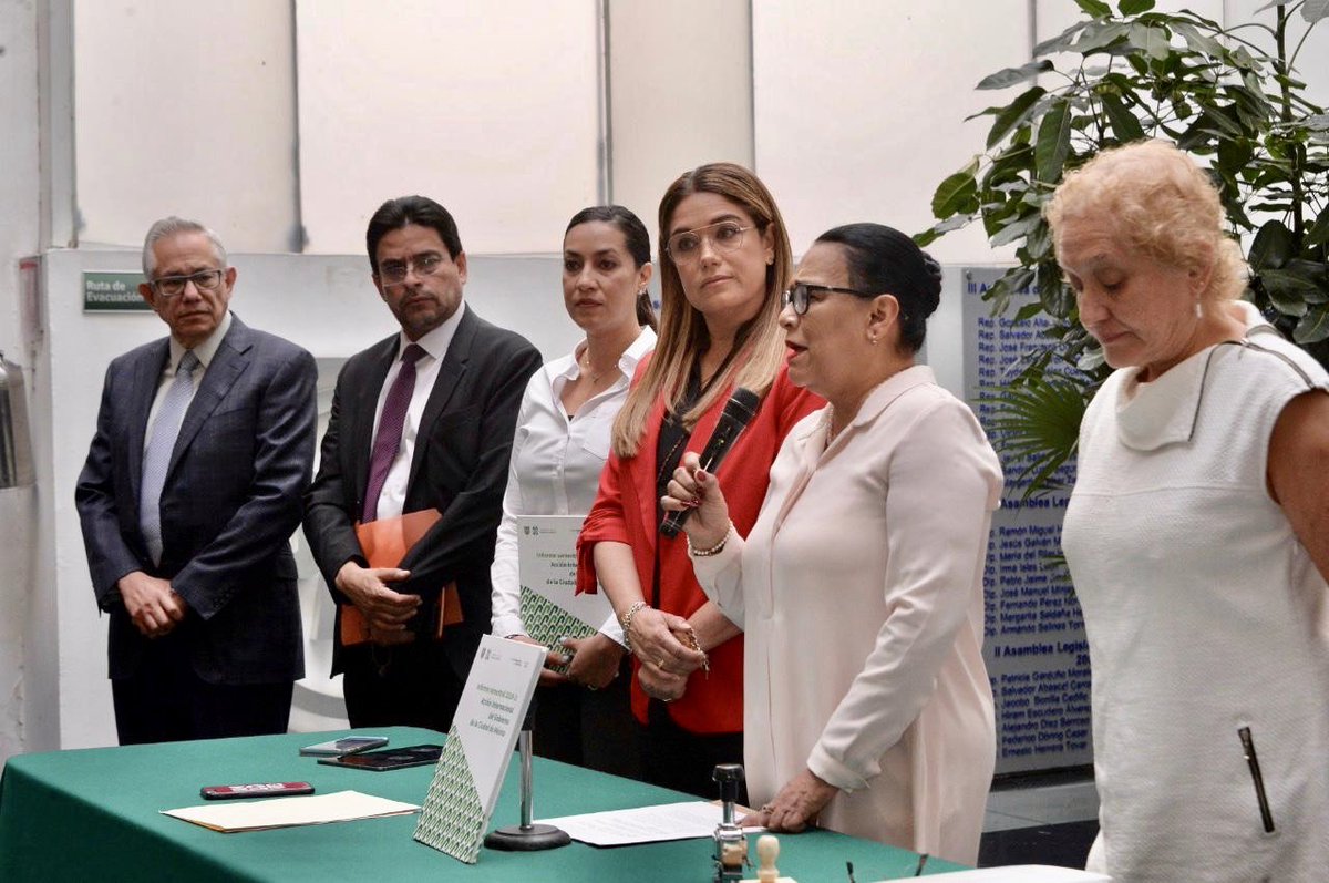 jguerreromaya's tweet photo. Recibimos de nuestra Secretaria de Gobierno, @rosaicela_, y de la Coordinadora de @InternacCDMX, Diana Alarcón, el 2º Informe Semestral 2019 de Acción Internacional🌐 del @GobCDMX🖐

Como Presidenta del @CAICongresoCdMx reconozco el trabajo para fortalecernos como #CiudadGlobal🌎 https://t.co/Av7UtoZB2D