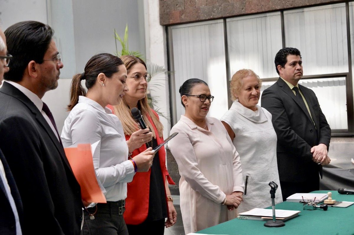 jguerreromaya's tweet photo. Recibimos de nuestra Secretaria de Gobierno, @rosaicela_, y de la Coordinadora de @InternacCDMX, Diana Alarcón, el 2º Informe Semestral 2019 de Acción Internacional🌐 del @GobCDMX🖐

Como Presidenta del @CAICongresoCdMx reconozco el trabajo para fortalecernos como #CiudadGlobal🌎 https://t.co/Av7UtoZB2D
