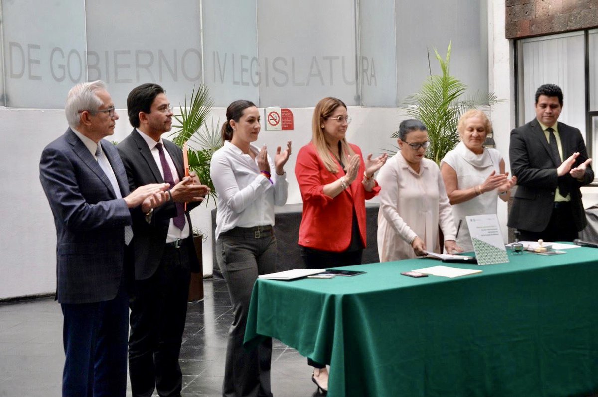 jguerreromaya's tweet photo. Recibimos de nuestra Secretaria de Gobierno, @rosaicela_, y de la Coordinadora de @InternacCDMX, Diana Alarcón, el 2º Informe Semestral 2019 de Acción Internacional🌐 del @GobCDMX🖐

Como Presidenta del @CAICongresoCdMx reconozco el trabajo para fortalecernos como #CiudadGlobal🌎 https://t.co/Av7UtoZB2D
