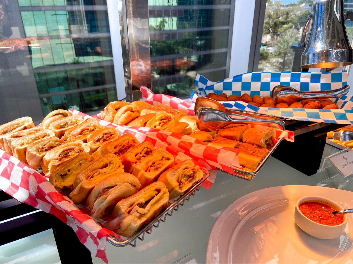 umiamimredu's tweet photo. During this year's @univmiami #UREIMPACT, students, alumni, Board Members, and industry leaders had the opportunity to engage over food and drink. These networking breaks, presented by our Platinum Sponsors, allowed for genuine connections all throughout the #Conference. https://t.co/3ENXVjbehC