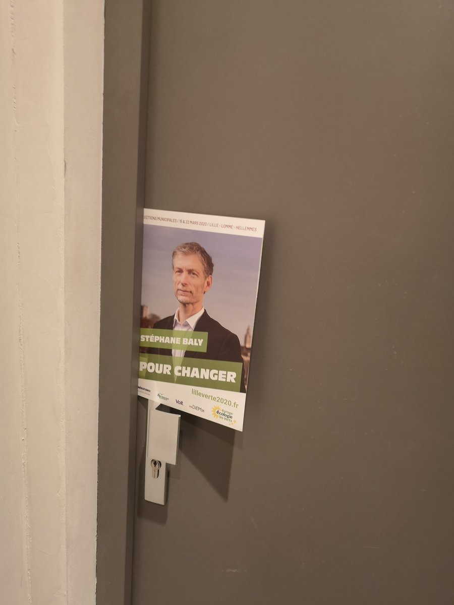 fshiningangel's tweet photo. @StefBaly Je suis outrée de trouver cela à la porte de mon appartement alors que l'entrée de l'immeuble est sécurisée. Non mais vous vous croyez où ? Même les ecolo ne respectent pas le stop pub et en plus vous vous permettez d'accrocher ça à nos portes... C'est n'importe quoi ! https://t.co/CCwceCVNVx