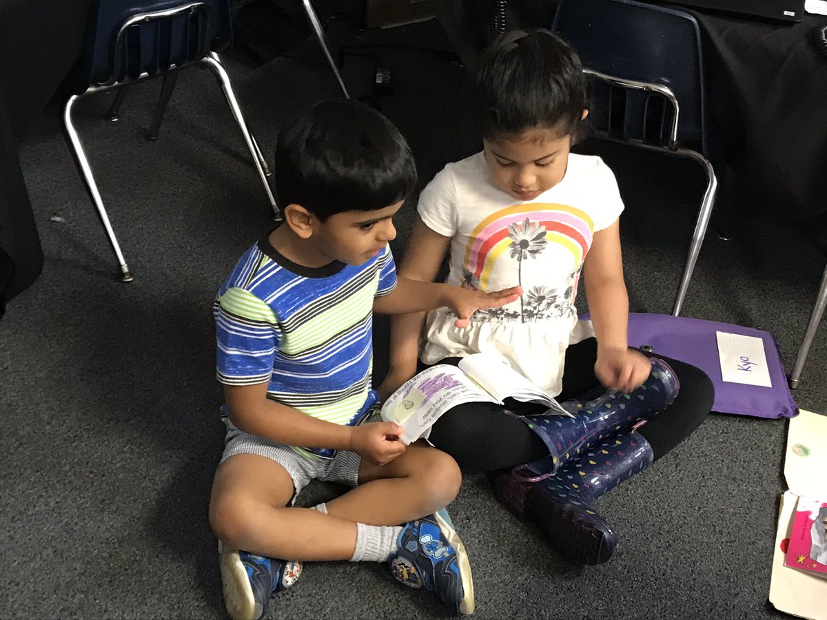 The kinders read with the pre-k kids today. 💗🏰💙 #sobig #sosmart #readersareleaders <a href="/AshliCrosby20/">Ashli Crosby</a> <a href="/GlyndaleElemen1/">Glyndale Elementary</a> @crobe123