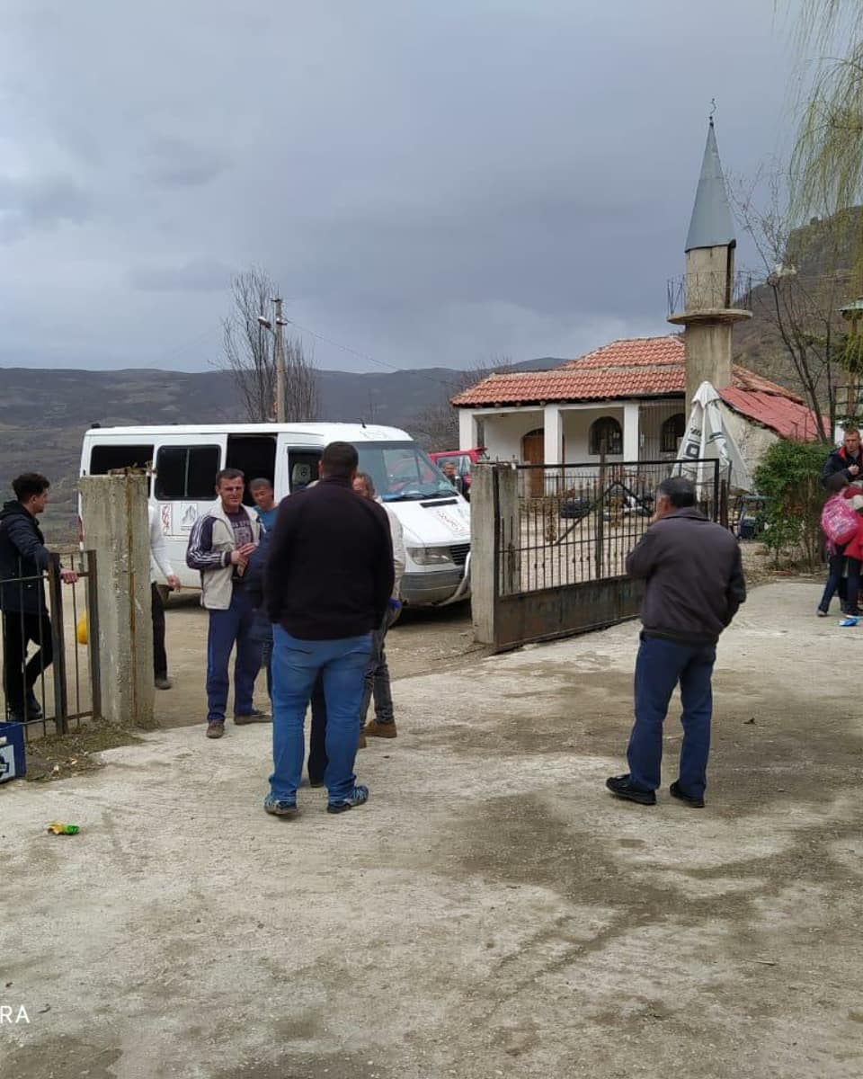 BashkiaP's tweet photo. Trebinjë/ Adminstrata në terren për problematikat me cilat përballen banorët në çdo fshat. Dunica ndalesa e radhës për të diskutuar mbi zgjidhjet e mundshme për problemet e komunitetit. https://t.co/o7Ivh7Ao2Q
