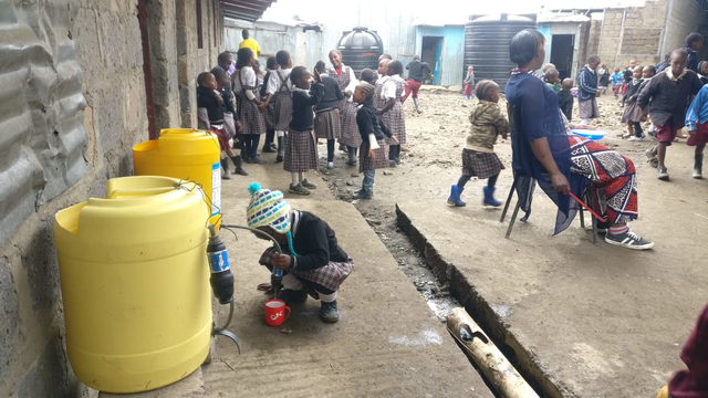 nations4hope's tweet photo. The water filtration system at Hope Gateway Education Center in Kenya is still faithfully being used! Check out how these kids are now able to get clean drinking water and take a look at the new school now under construction.
 - https://t.co/Oxj4d7mhru https://t.co/FCzkT9AXwd
