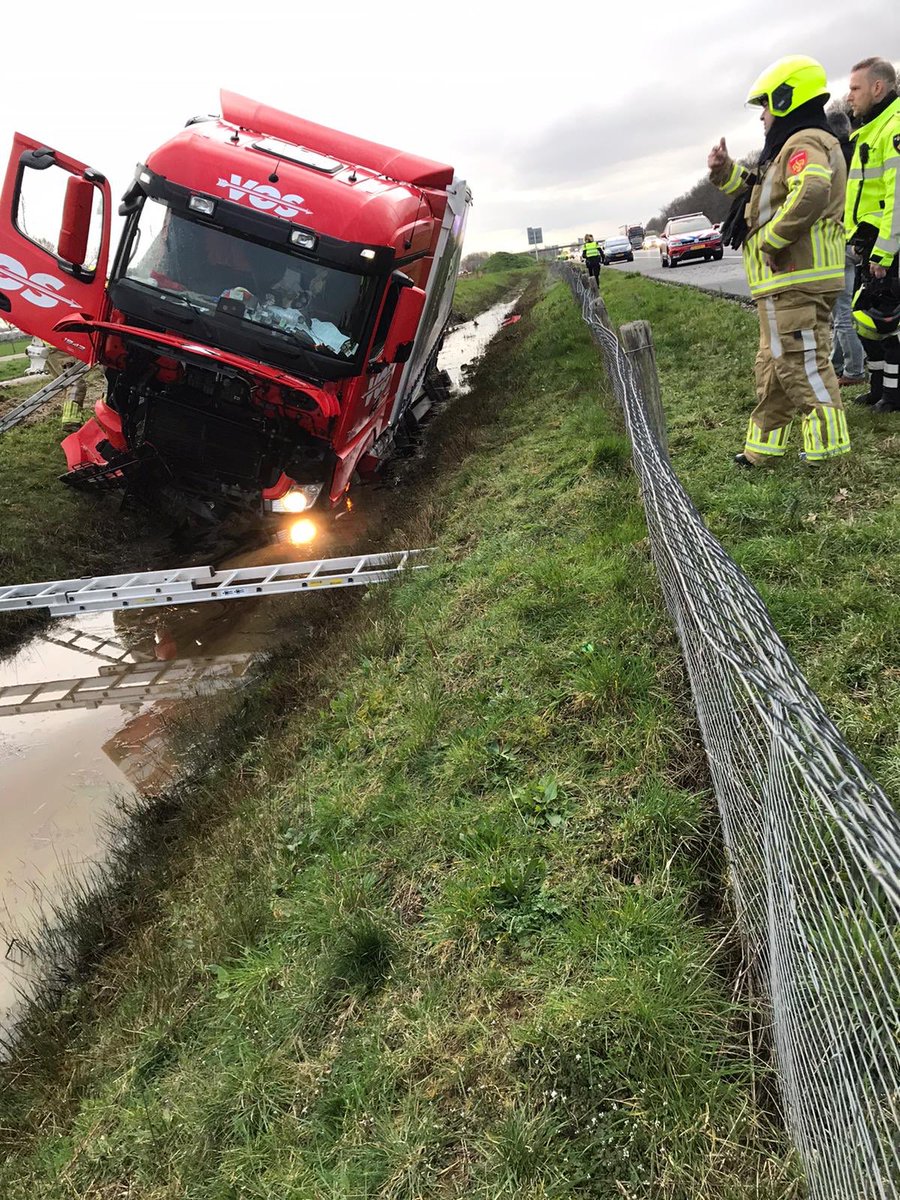 Om 17.14 uur samen met TS <a href="/BrandweerVenlo/">Brandweer Venlo</a> en HV <a href="/brwroermond/">Brandweer Roermond</a> uitgerukt voor een vrachtwagenongeval op de A73 te #Belfeld. Betrof vrachtwagen welke in een sloot was terecht gekomen naast de A73. Chauffeur samen met ambulance uit de cabine gehaald en situatie verder veilig gesteld.