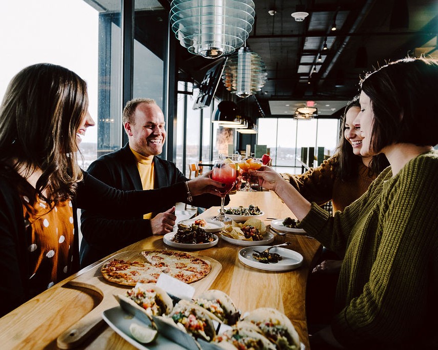Cheers to Wednesday, Toledo! Grab your friends and head upstairs for cocktails, pizza, tacos!!

#RenHotels #RenaissanceToledo #TheHeightsToledo #SmashingToledo