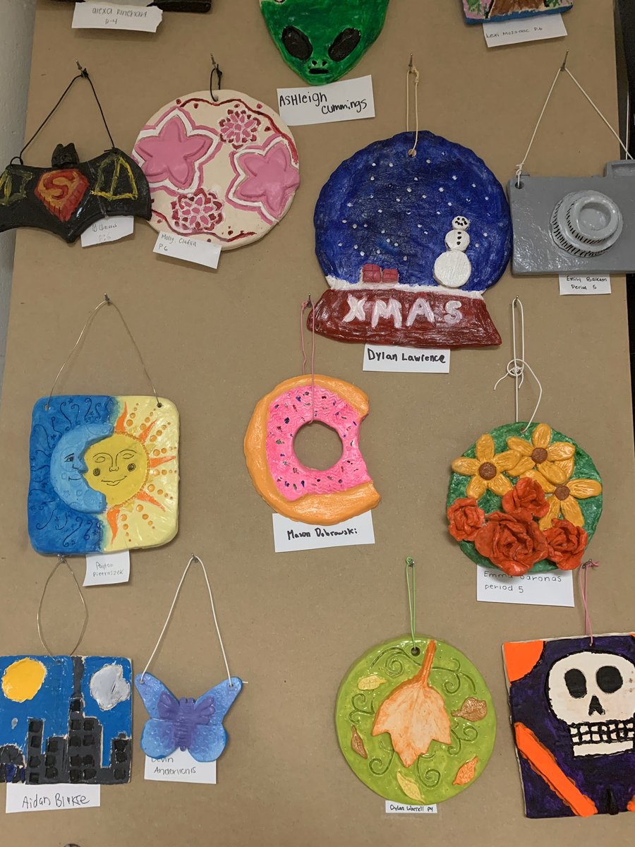 PemSch_news's tweet photo. Spotted on the #WallsOfOurHalls ... some amazing work at Pembroke High. #TitanPride #PHSArt https://t.co/CDf4gmJdC1