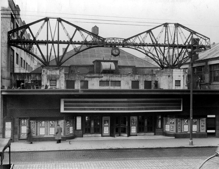 MrTimDunn's tweet photo. Today, the 130th anniversary of the Forth Bridge's opening, let us remember this almost-forgotten replica - a MASSIVE model installed on the roof of this cinema in Glasgow. It even had model trains running across it. #forthbridge https://t.co/Su6MbMgj5V https://t.co/OGIEfDq3ri