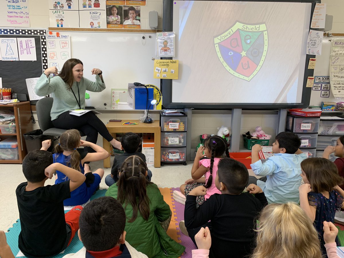KimCreighReads's tweet photo. Using our vowel superpowers today! Super engaged kids thanks to a hidden letter from the SSDA! #tcrwp #phonics #unitsofstudy @MsD_1stgrade @nikole_mullen @BowTiedPrincipl @MsHilliardReads @PathwaysLCPS https://t.co/jJx94ZspXh