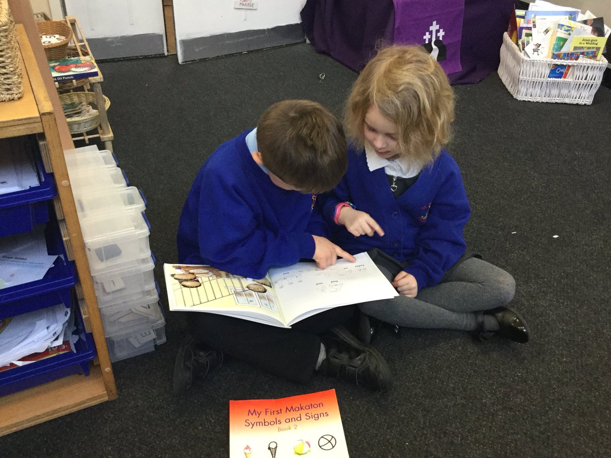 stmarysprimary1's tweet photo. Dosbarth 3 have enjoyed sharing some sign language story books heddiw #learningtogether #wecansign 🌟❤️👍🏽 https://t.co/EHICmtfQ0e