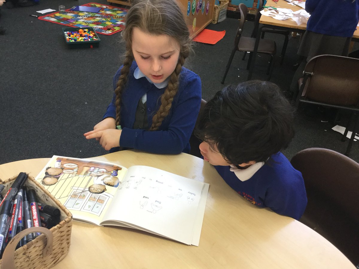 stmarysprimary1's tweet photo. Dosbarth 3 have enjoyed sharing some sign language story books heddiw #learningtogether #wecansign 🌟❤️👍🏽 https://t.co/EHICmtfQ0e