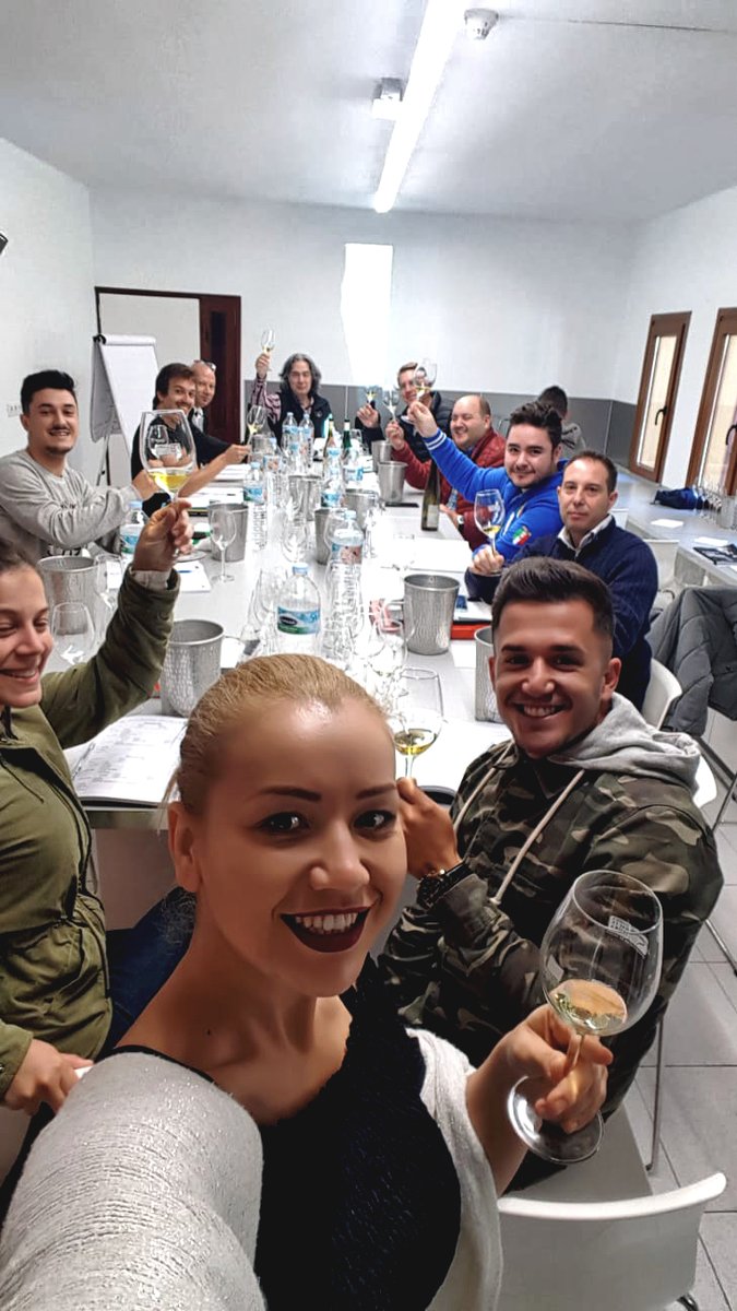 CanaryWineDOP's tweet photo. "Vinos del Mundo" de la mano de Joaquín Gálvez @winemantv en nuestro "III Curso de Sumiller" del #CampusDelVino
¡Todo un lujo poder contar con él! 🔝🍷
#CanaryWine #VinoDeCanarias #VolcanicWine #YcodenDO #Wineman https://t.co/5Wqc62zpzT