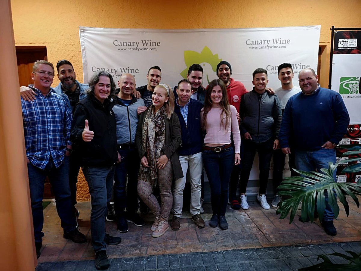 CanaryWineDOP's tweet photo. "Vinos del Mundo" de la mano de Joaquín Gálvez @winemantv en nuestro "III Curso de Sumiller" del #CampusDelVino
¡Todo un lujo poder contar con él! 🔝🍷
#CanaryWine #VinoDeCanarias #VolcanicWine #YcodenDO #Wineman https://t.co/5Wqc62zpzT