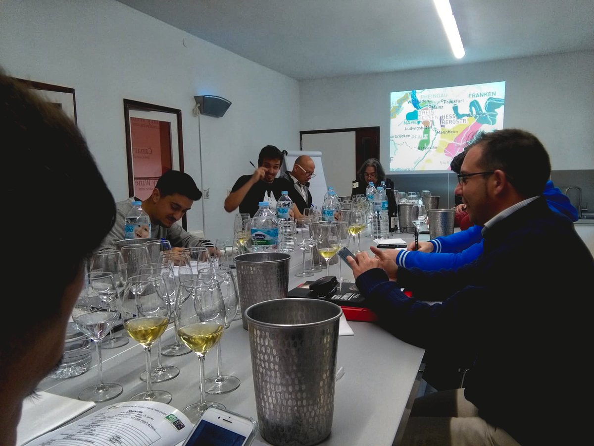 CanaryWineDOP's tweet photo. "Vinos del Mundo" de la mano de Joaquín Gálvez @winemantv en nuestro "III Curso de Sumiller" del #CampusDelVino
¡Todo un lujo poder contar con él! 🔝🍷
#CanaryWine #VinoDeCanarias #VolcanicWine #YcodenDO #Wineman https://t.co/5Wqc62zpzT