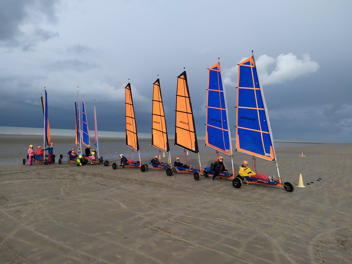 DunesdeFlandre's tweet photo. Le ciel était plombé mais pas le moral cet après-midi pour nos Voile à l'année 🌬😃🤙🏻 #peuimportelasaison #charavoile #windsailing https://t.co/BLnCVYfUpQ
