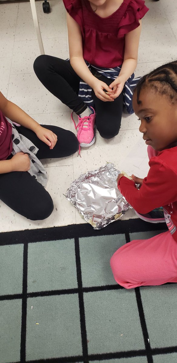 abc_barretto's tweet photo. Today in science we constructed boats with different types of material (foil, tape and toothpicks). Next class, we will see who's boat will hold the most pennies in water. @sues_z @FrCWSullyDPCDSB https://t.co/2tbxqYdxRp