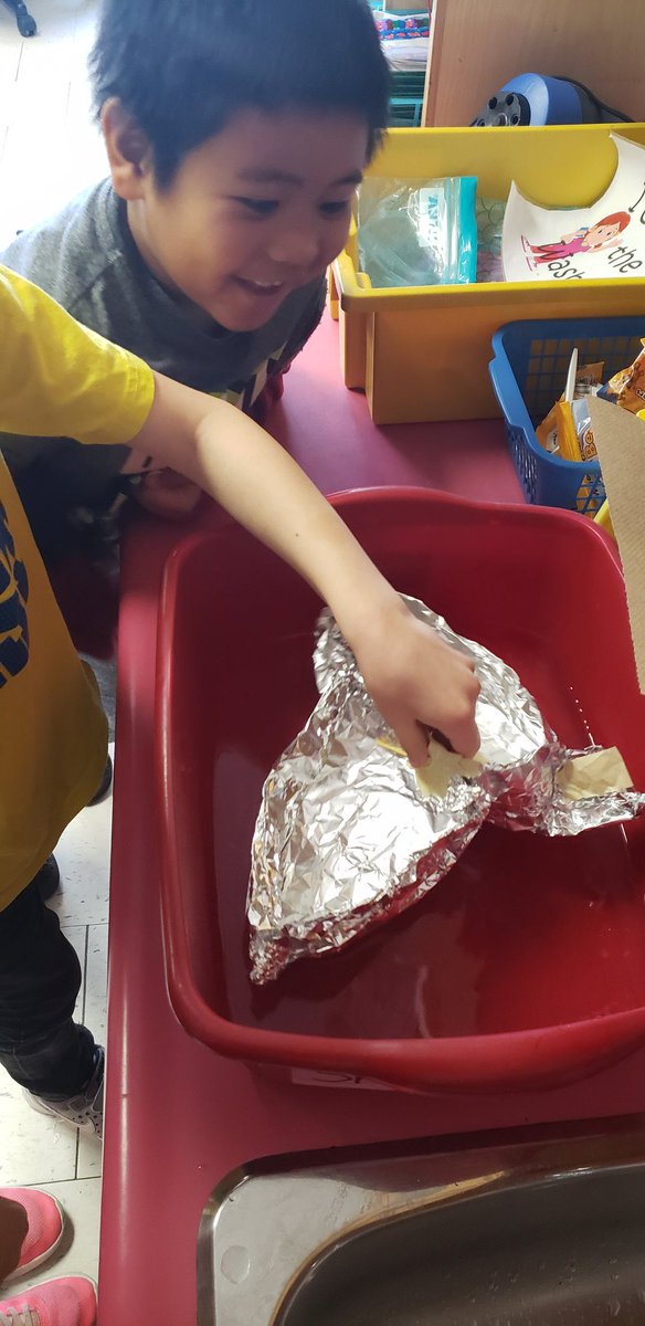 abc_barretto's tweet photo. Today in science we constructed boats with different types of material (foil, tape and toothpicks). Next class, we will see who's boat will hold the most pennies in water. @sues_z @FrCWSullyDPCDSB https://t.co/2tbxqYdxRp