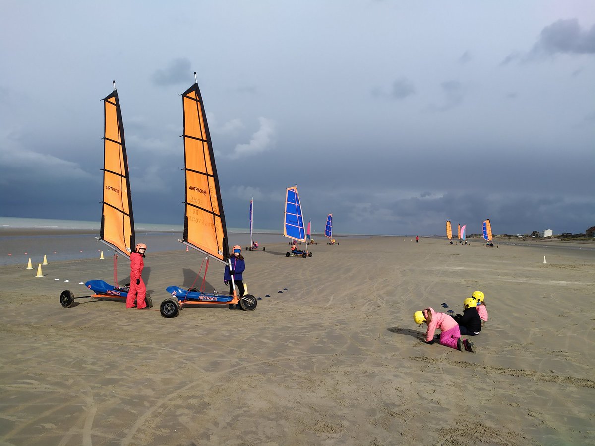 DunesdeFlandre's tweet photo. Le ciel était plombé mais pas le moral cet après-midi pour nos Voile à l'année 🌬😃🤙🏻 #peuimportelasaison #charavoile #windsailing https://t.co/BLnCVYfUpQ