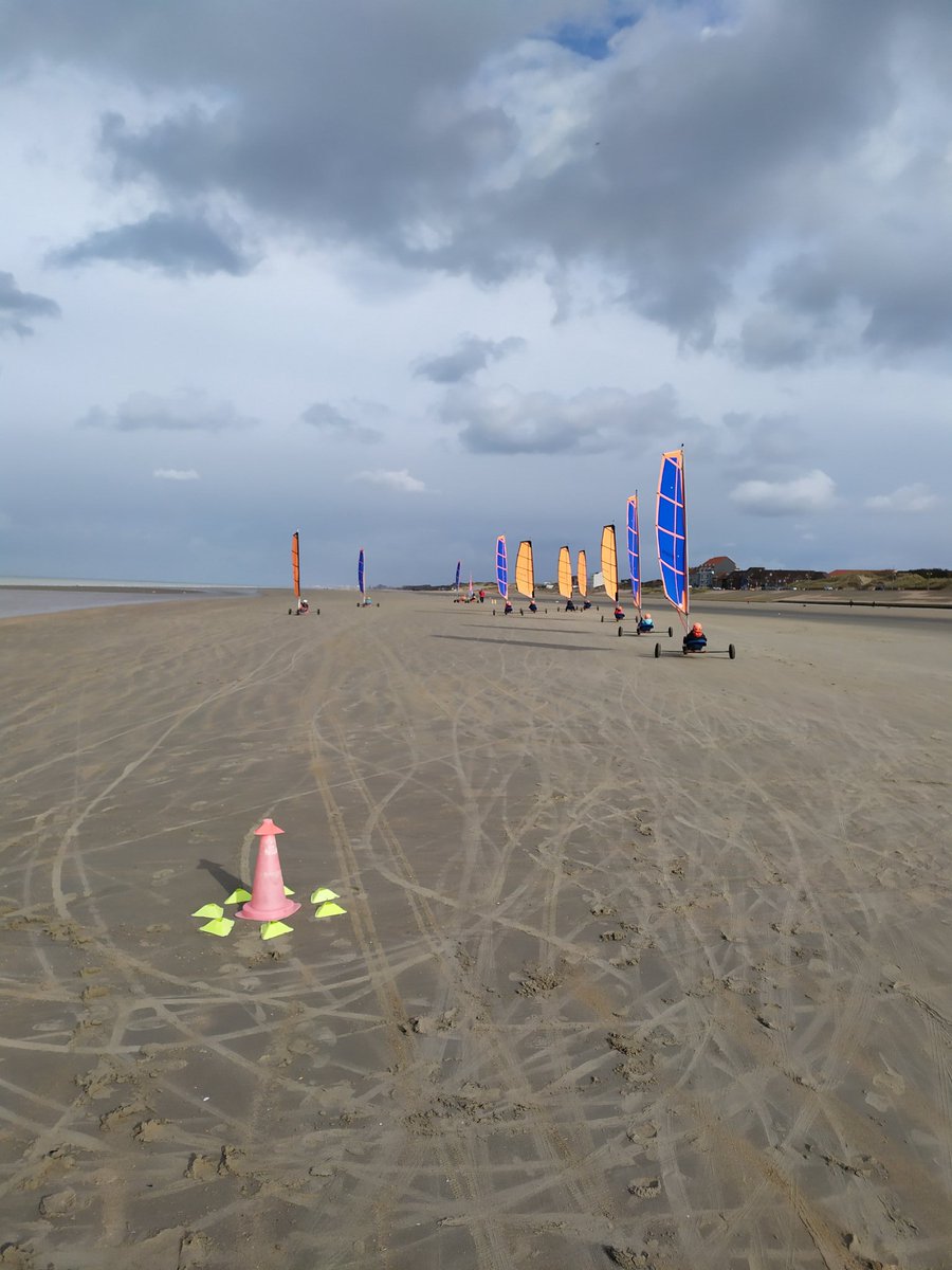 DunesdeFlandre's tweet photo. Le ciel était plombé mais pas le moral cet après-midi pour nos Voile à l'année 🌬😃🤙🏻 #peuimportelasaison #charavoile #windsailing https://t.co/BLnCVYfUpQ