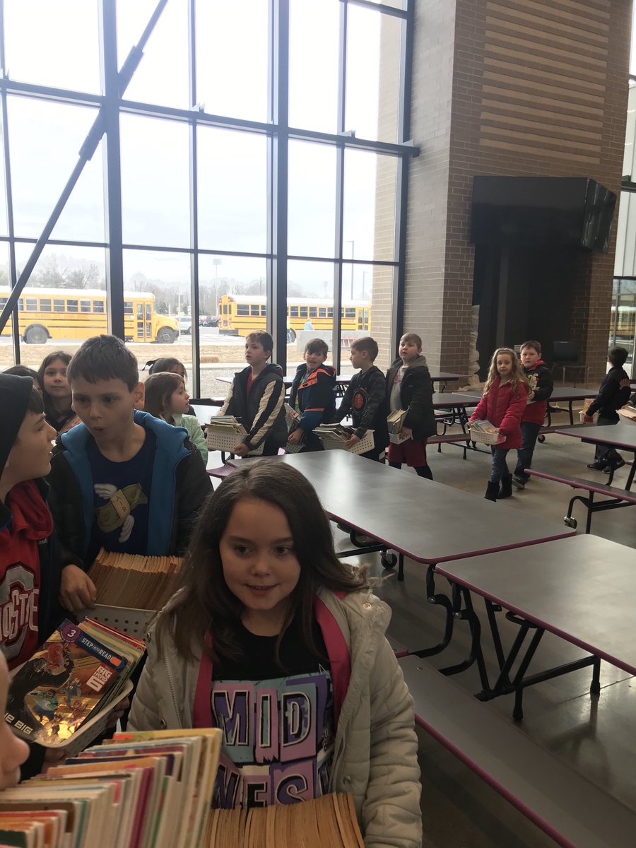 JulieNeidert's tweet photo. Our amazing moving crew!! These kiddos were so excited to be helping move our books to our new classroom! https://t.co/kCxwIaxhl4