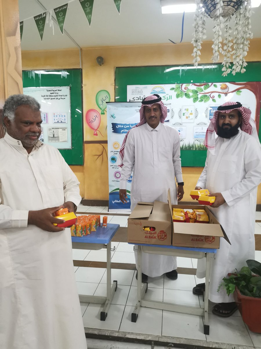 mabtmksa's tweet photo. قدمت مدرستنا اليوم الاربعاء الموافق ٩ / ٧ / ١٤٤١هـ
 وجبة غذائية للطلاب لتشجيعهم على الحضور والانتظام
بحضور قائد المدرسة / طلال القارحي
وزملائنا المعلمين https://t.co/glGASwgPJc