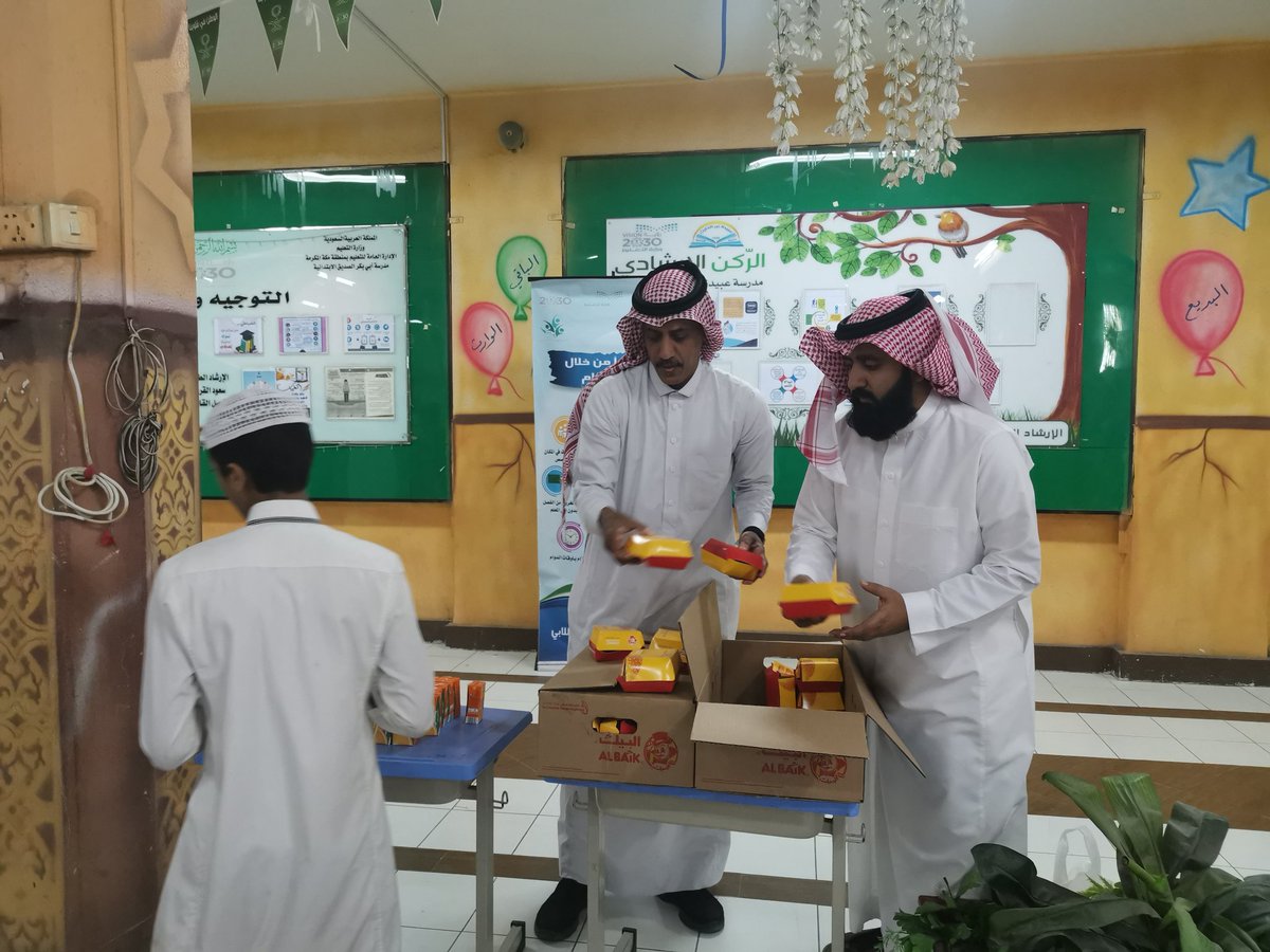 mabtmksa's tweet photo. قدمت مدرستنا اليوم الاربعاء الموافق ٩ / ٧ / ١٤٤١هـ
 وجبة غذائية للطلاب لتشجيعهم على الحضور والانتظام
بحضور قائد المدرسة / طلال القارحي
وزملائنا المعلمين https://t.co/glGASwgPJc