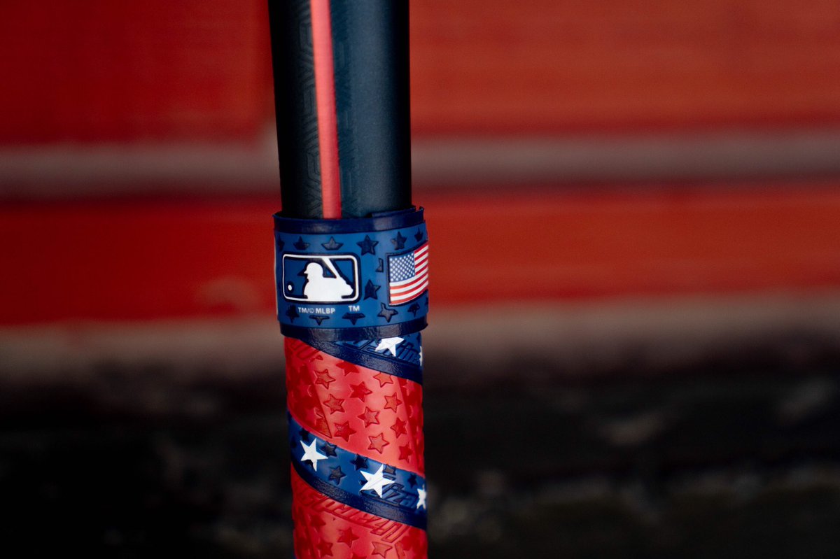 RawlingsSports's tweet photo. The red, white, and blue design on our 2020 Limited Edition Velo ACP BBCOR bat 🔥🇺🇸 Shop now, only on https://t.co/bPUxo9FpXa. #TeamRawlings #TheMarkOfPerformance https://t.co/ZVACCAMt1U