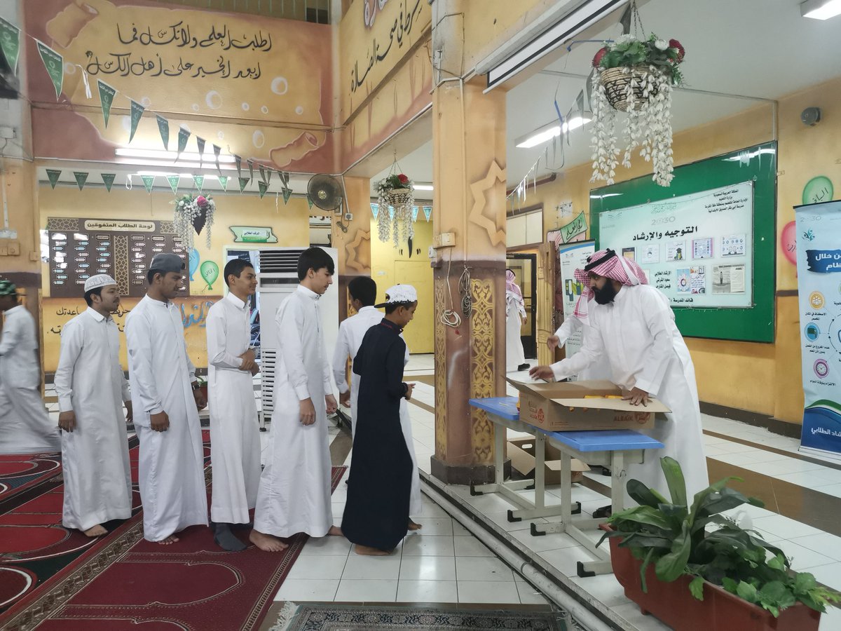 mabtmksa's tweet photo. قدمت مدرستنا اليوم الاربعاء الموافق ٩ / ٧ / ١٤٤١هـ
 وجبة غذائية للطلاب لتشجيعهم على الحضور والانتظام
بحضور قائد المدرسة / طلال القارحي
وزملائنا المعلمين https://t.co/glGASwgPJc