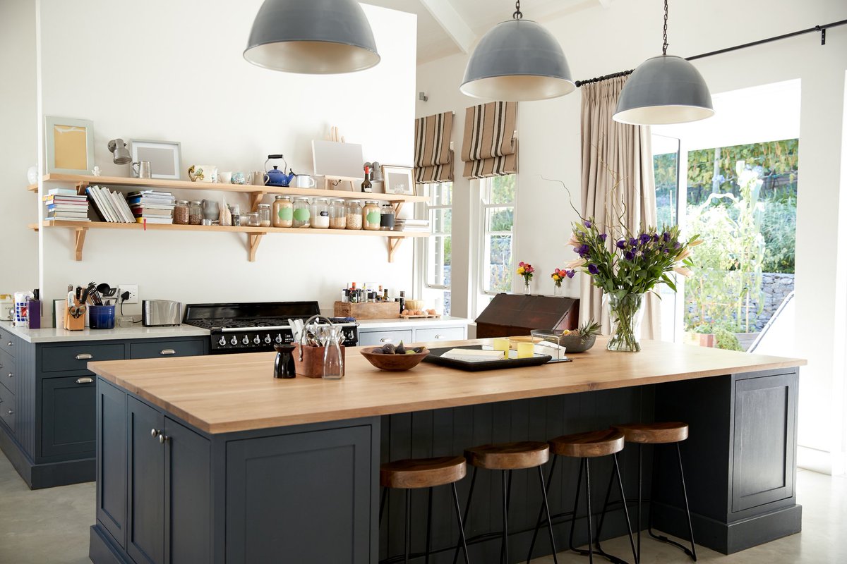 TexYas's tweet photo. Kitchen Design Trends 2020 
Open shelves allow you to showcase your beautiful kitchenwares among other heirlooms and antiques. The ability to see through your storage also means everything is easy to find.
#dishes #food #bartender #kitashinch #ramen #likeforlike #kitchen https://t.co/1azdDyG1Ay