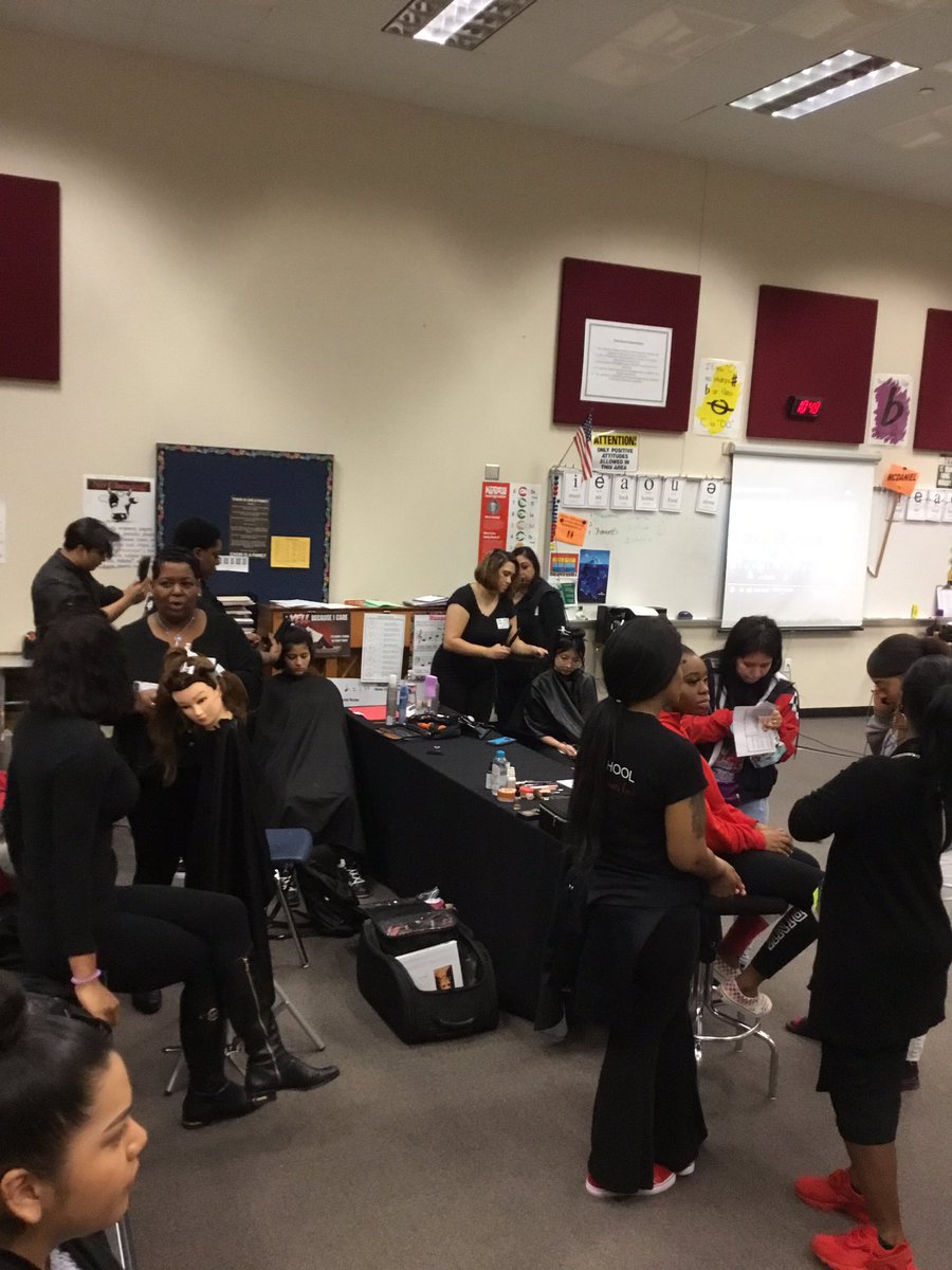 ATaylorHS's tweet photo. Hats off to all of the local businesses that participated in our second year of career day for our seniors. https://t.co/Aw7m3JBMwB