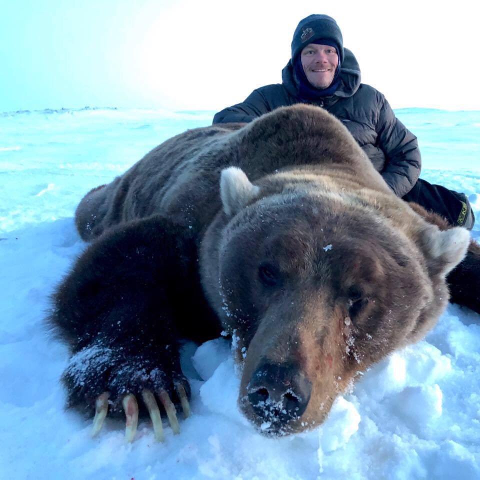 XposeTrophyHunt's tweet photo. Prolific killer Jeff Eno with the grizzly he hunted in Canada. On the right is the taxidermy. Instead of being left to live a natural life &amp; death, the bear’s stuffed carcass will gather dust, with Jeff glorying over his ‘achievement’. What a waste!😒
#BanTrophyHunting @zbleumoon https://t.co/jxHU2obKXi