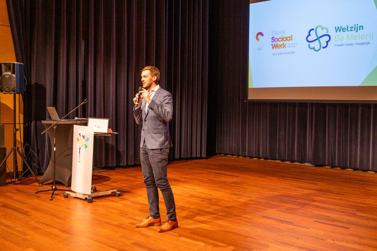 Welzijn De Meierij ontving vandaag uit handen van <a href="/LexStaal/">LexStaal</a>, directeur
<a href="/SociaalWerkNL/">Sociaal Werk Nederland</a> het kwaliteitslabel voor Sterk Sociaal Werk. Trots op onze medewerkers, bestuur en vrijwilligers! <a href="/Verdiwel/">Verdiwel</a> <a href="/GemMeierijstad/">Gemeente Meierijstad</a> <a href="/RCompagne/">Rik Compagne</a> #kwaliteit