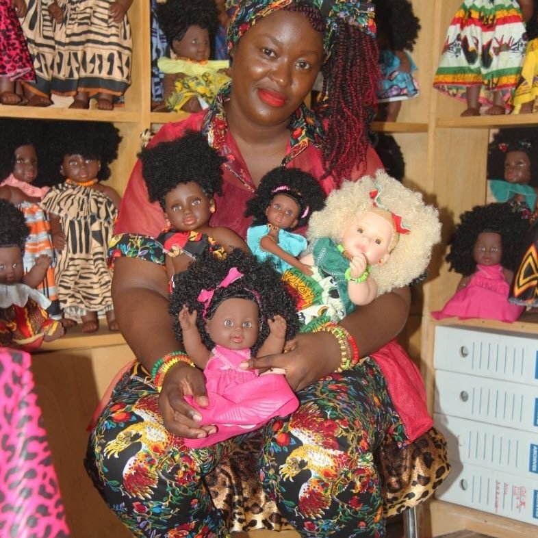 tmpo18's tweet photo. Je suis devant l'émission BELIEVE IN AFRICA sur la chaîne STV (Canal 302 sur Canalsat). Et je me délecte devant l'interview de Marie Abena, la fondatrice de l'excellent projet "Abena Dolls", des poupées engagées made in Cameroon pour casser les standards. 👏🏽👏🏽👏🏽
#blackexcellence https://t.co/1LDNxKhdwZ