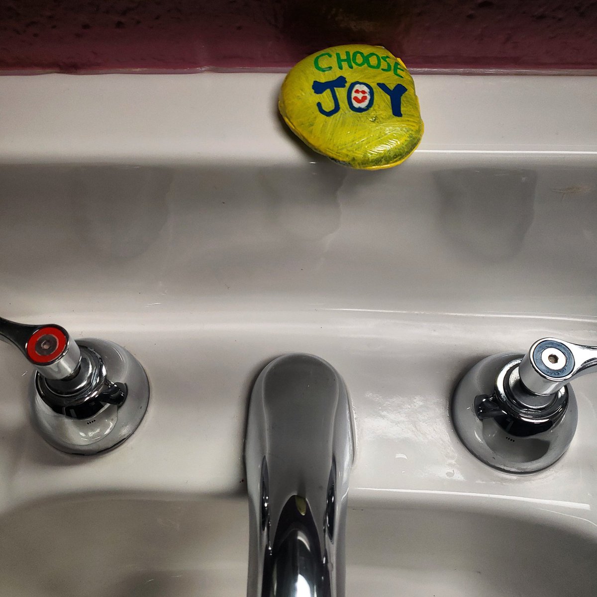 ms_swindell's tweet photo. Thirty seconds of handwashing and a reminder to choose joy! Thank you @mrjhkindness @MRJHMavs https://t.co/5ftFK42XT5